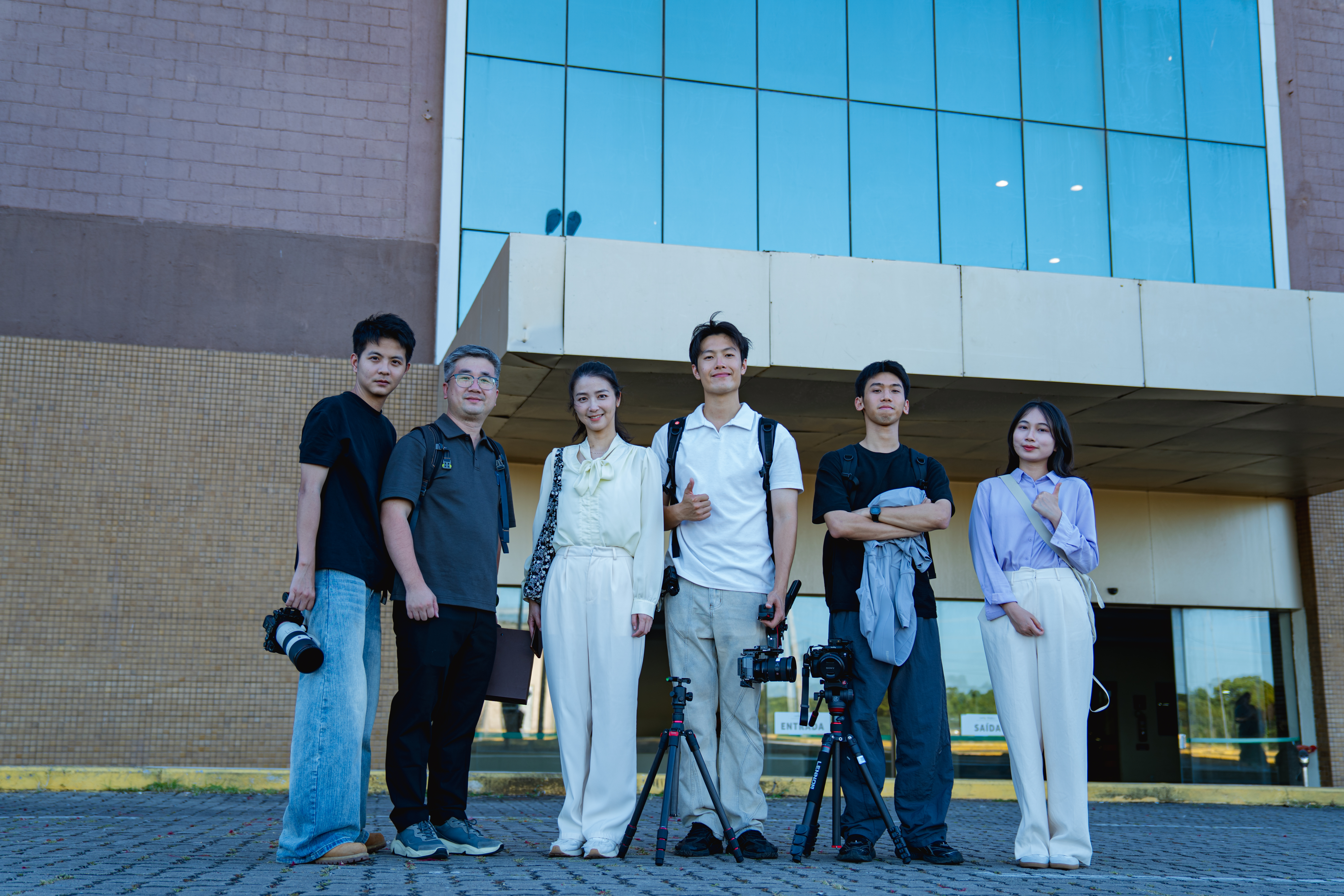 grupo de pessoas posa para a foto